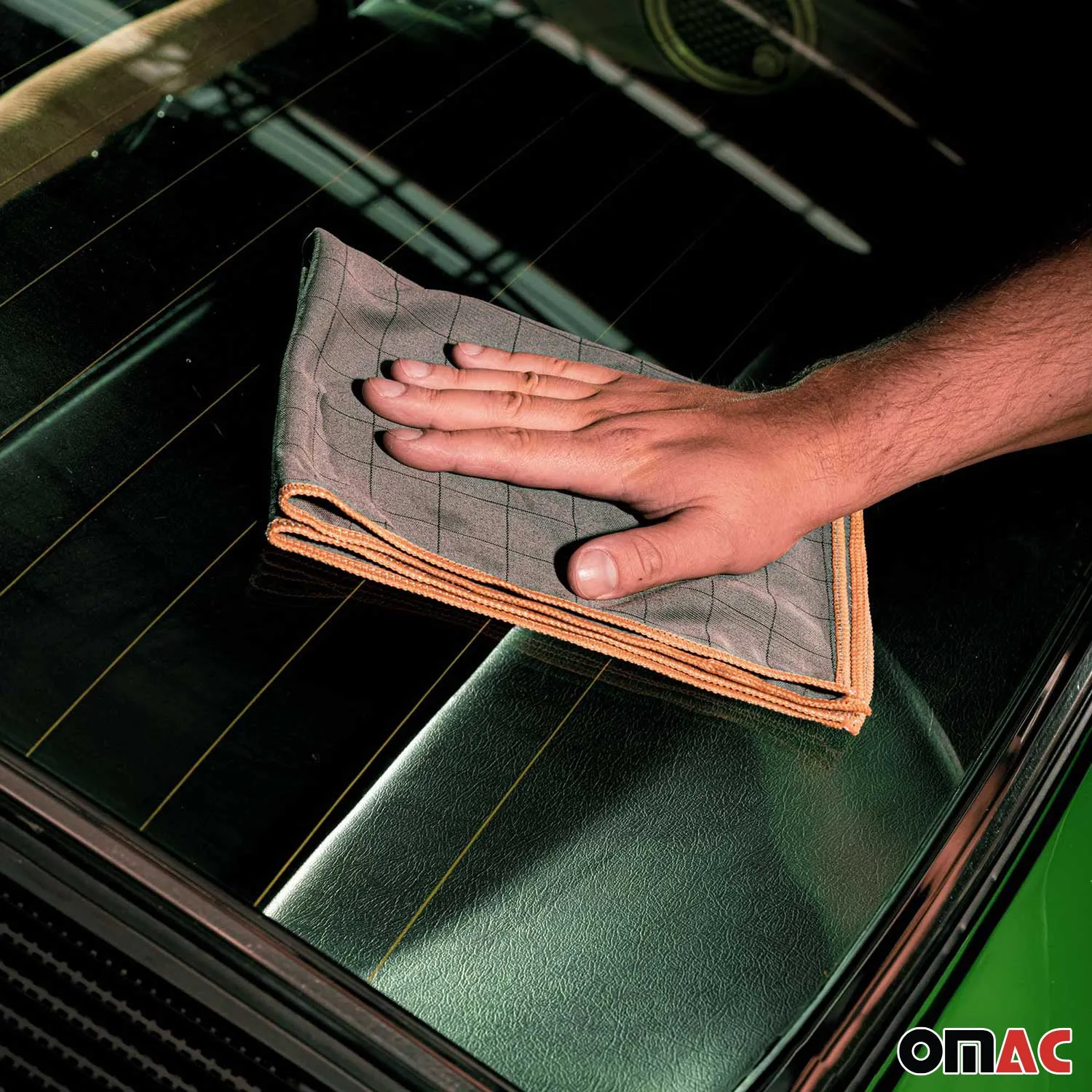 Interior Essentials Dashboard Detailing Glass Cleaner Car Care Sets Gift Box - Image 3